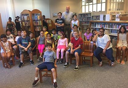 主管沙发 was the Guest Reader at the Arvin Library